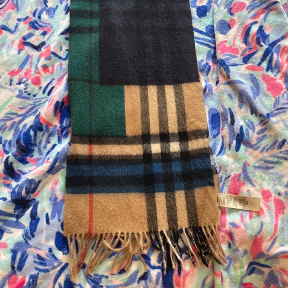 Woman’s Burberry scarf authentic cashmere - Picture 6 of 7